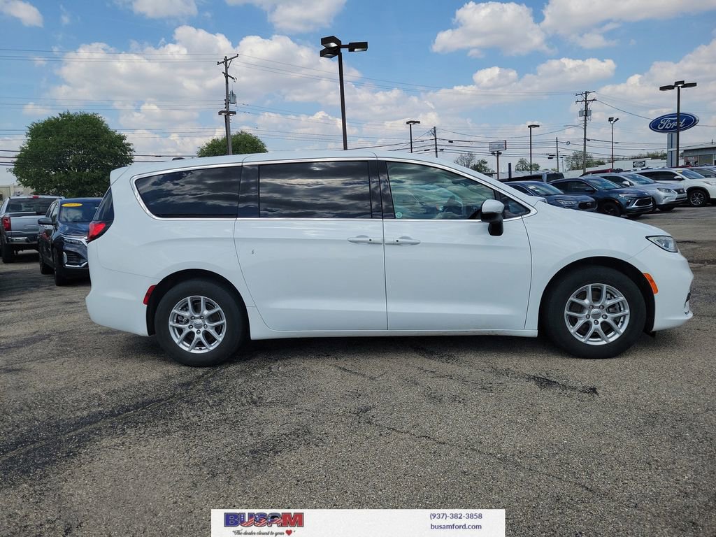 Used 2023 Chrysler Pacifica Touring-L FWD image 28
