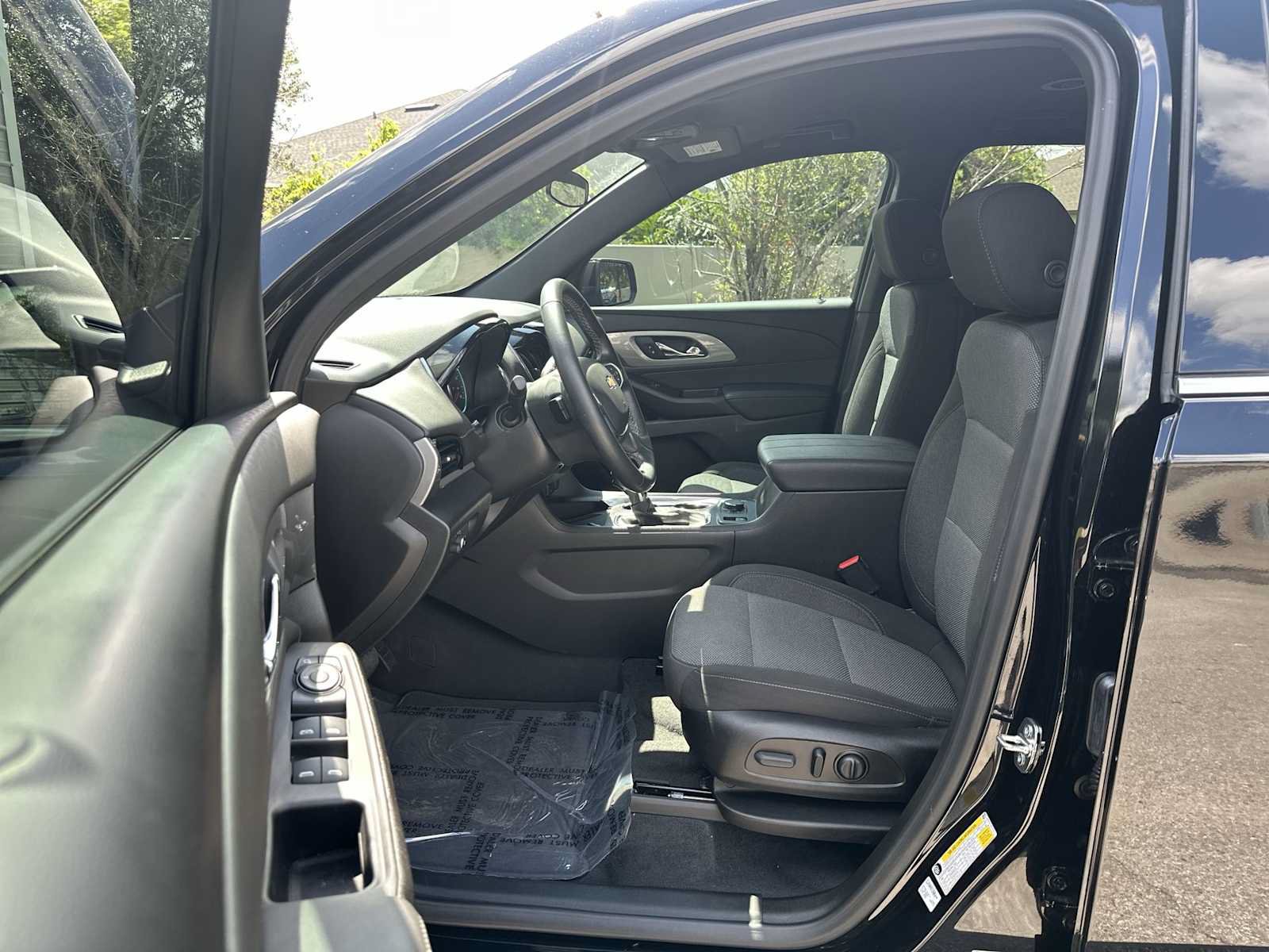 Used 2023 Chevrolet Traverse LT FWD image 2