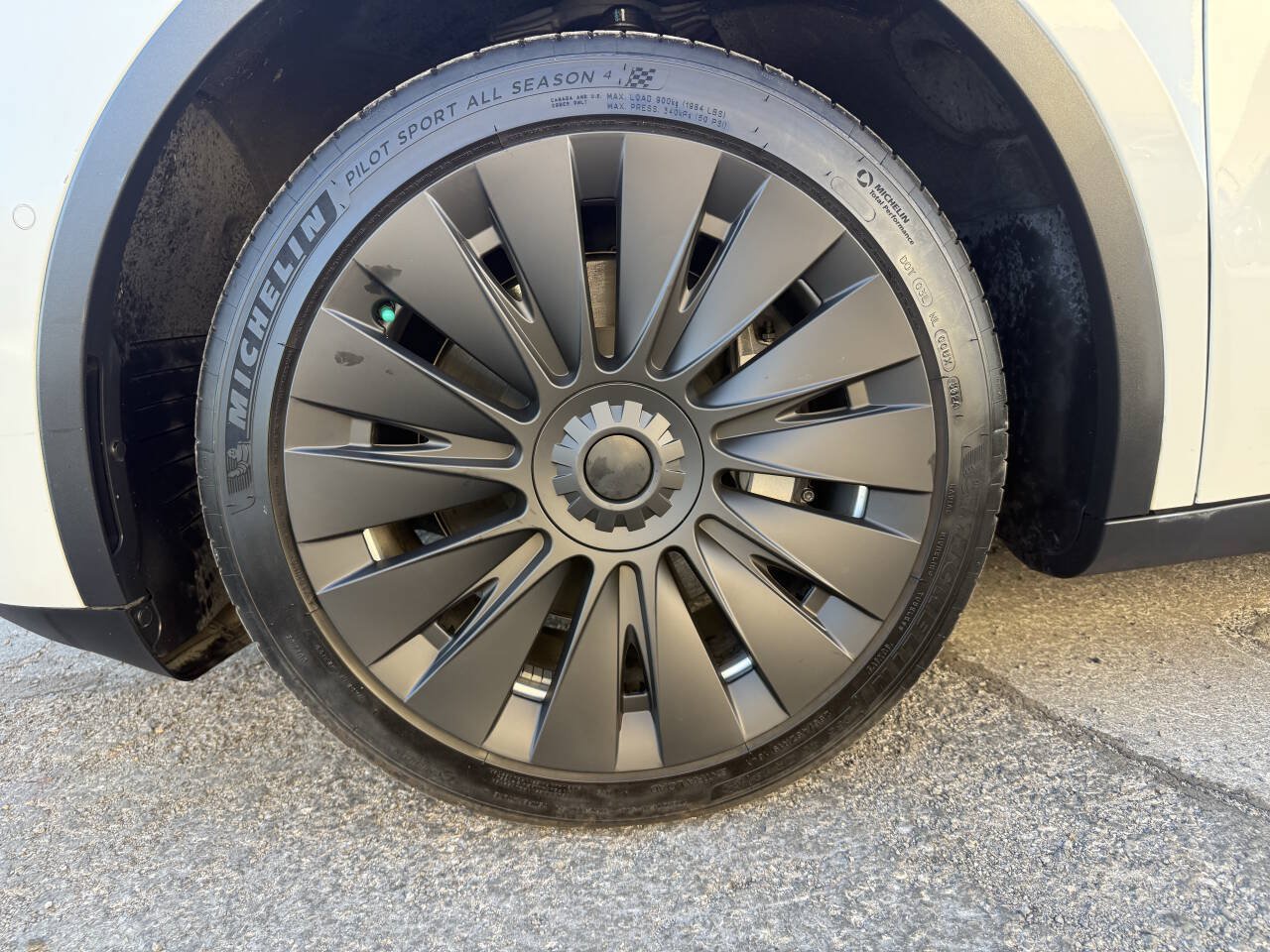 Used 2022 Tesla Model Y Long Range AWD/4WD image 35