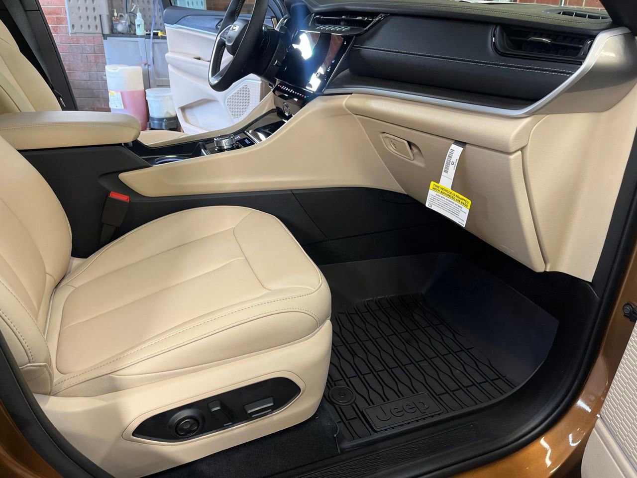 New 2026 Jeep Grand Cherokee L Limited w/ Limited Altitude Package AWD/4WD image 15