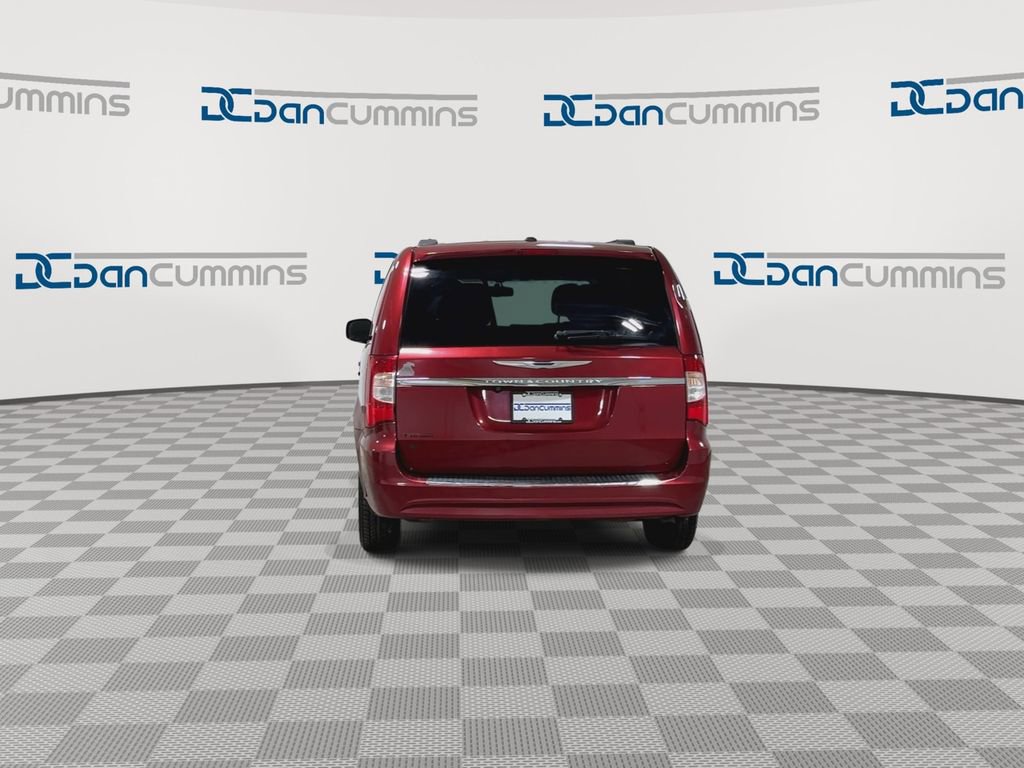 Used 2015 Chrysler Town & Country Touring image 7