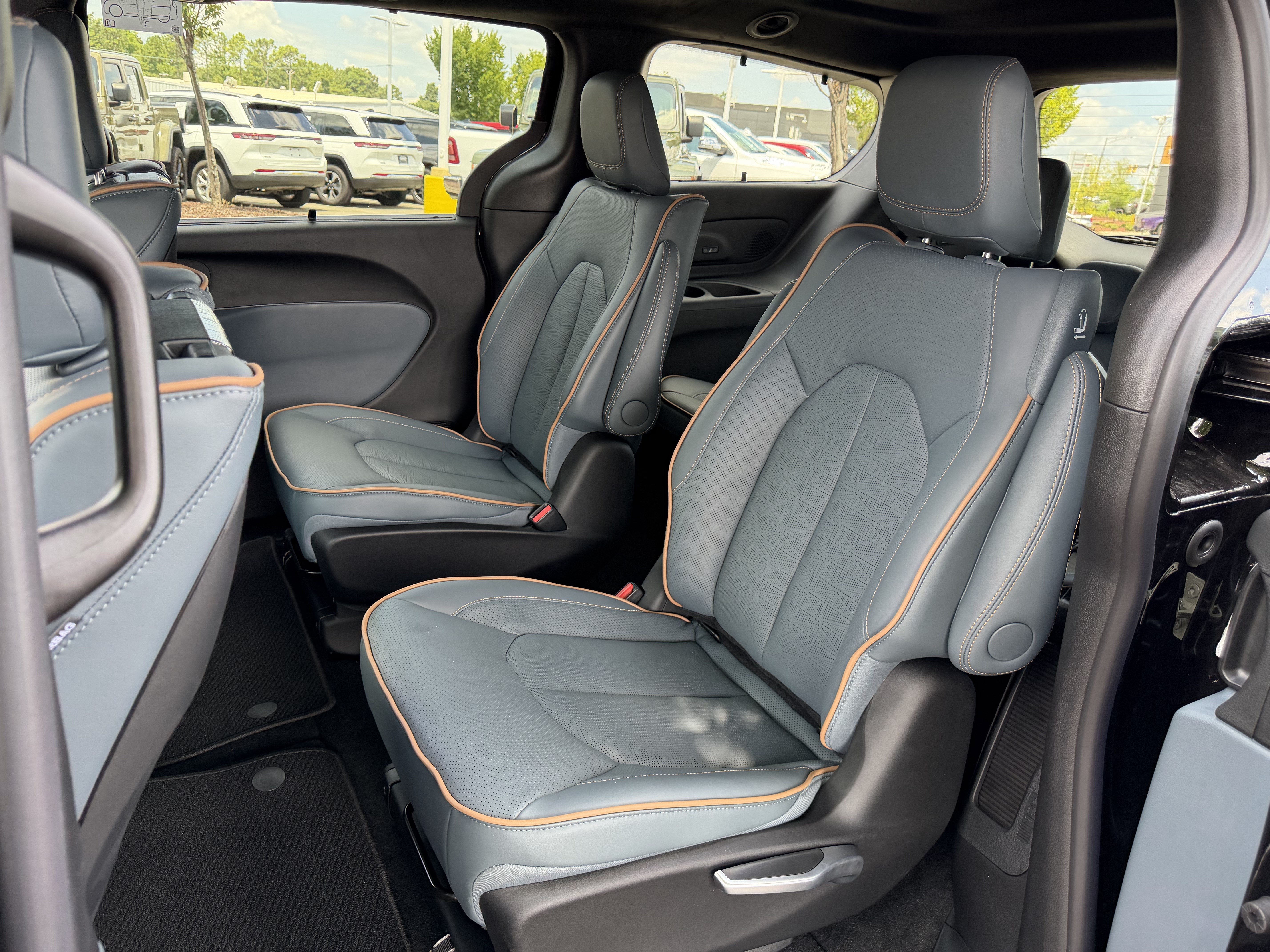 New 2027 Chrysler Pacifica Pinnacle w/ Theater Group FWD image 35