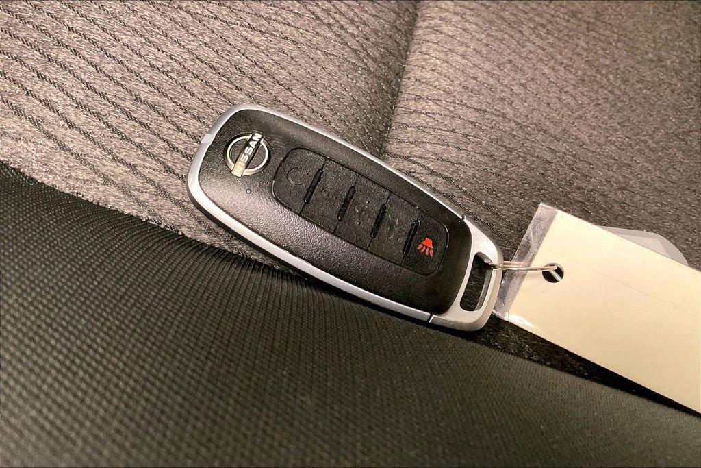 Certified 2025 Nissan Rogue SV FWD image 9