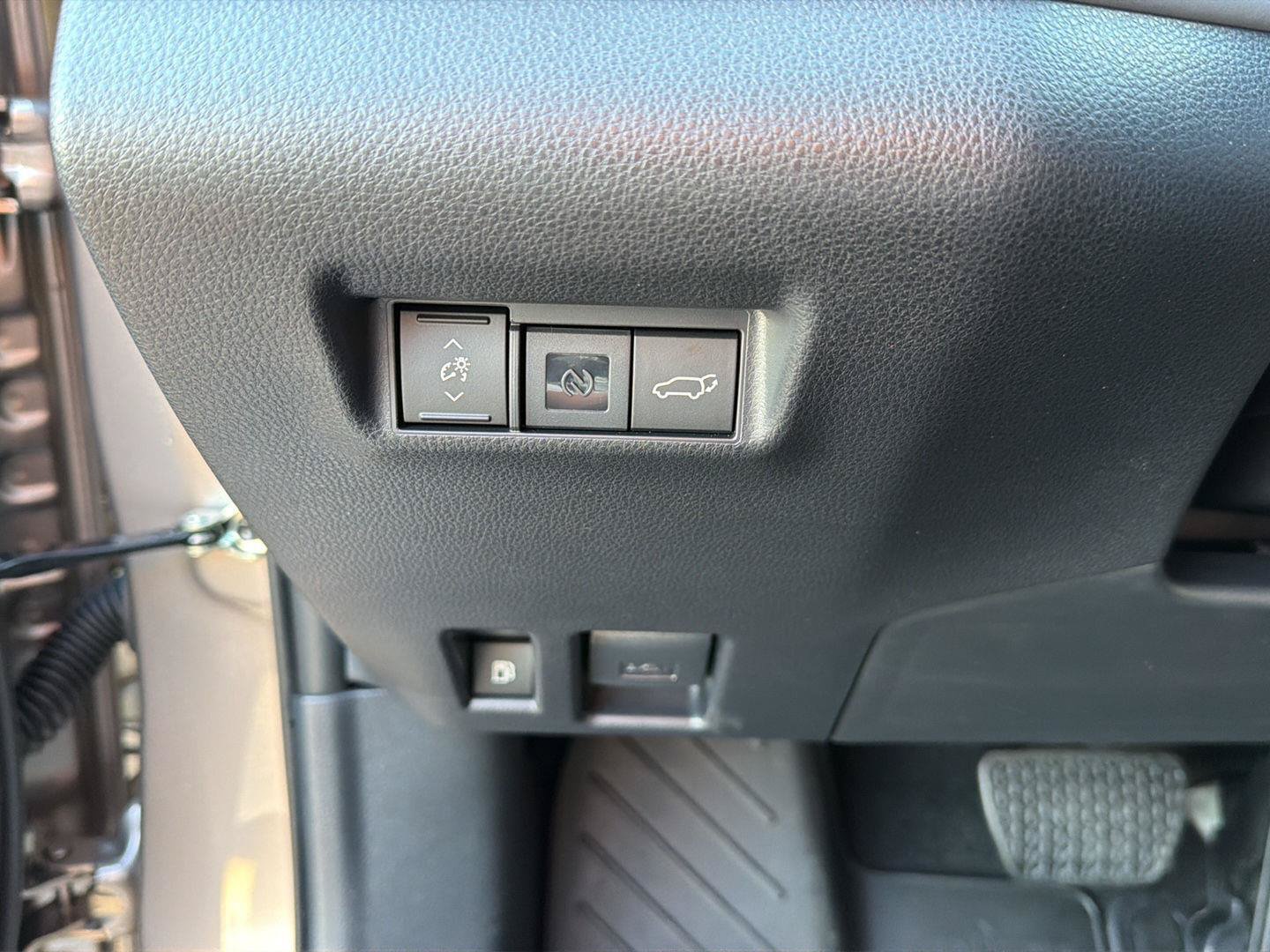 New 2026 Toyota RAV4 XSE w/ Weather Package AWD/4WD image 19