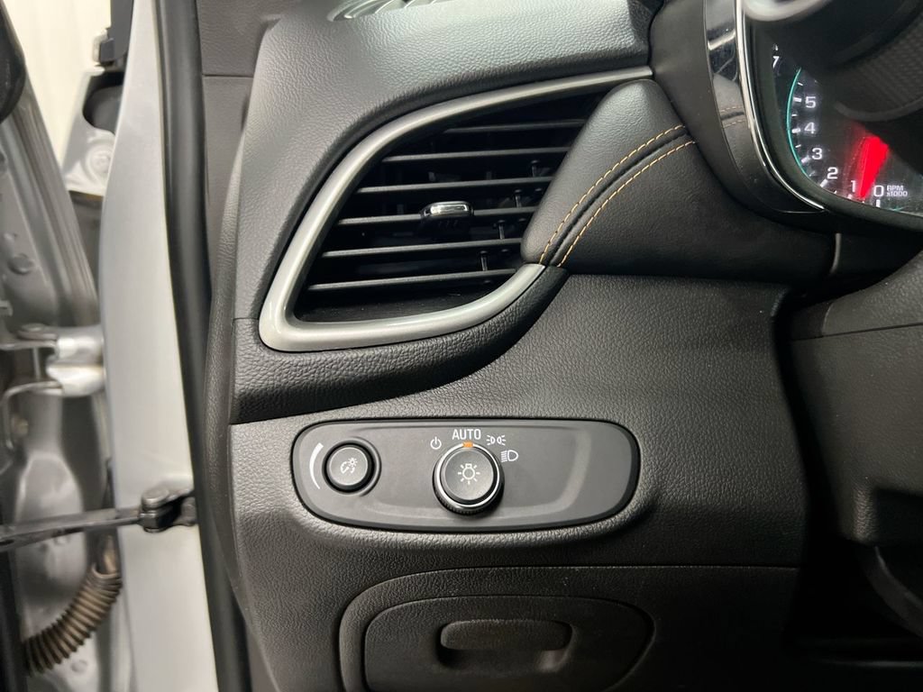 Used 2018 Chevrolet Trax LT w/ LT Convenience Package FWD image 18