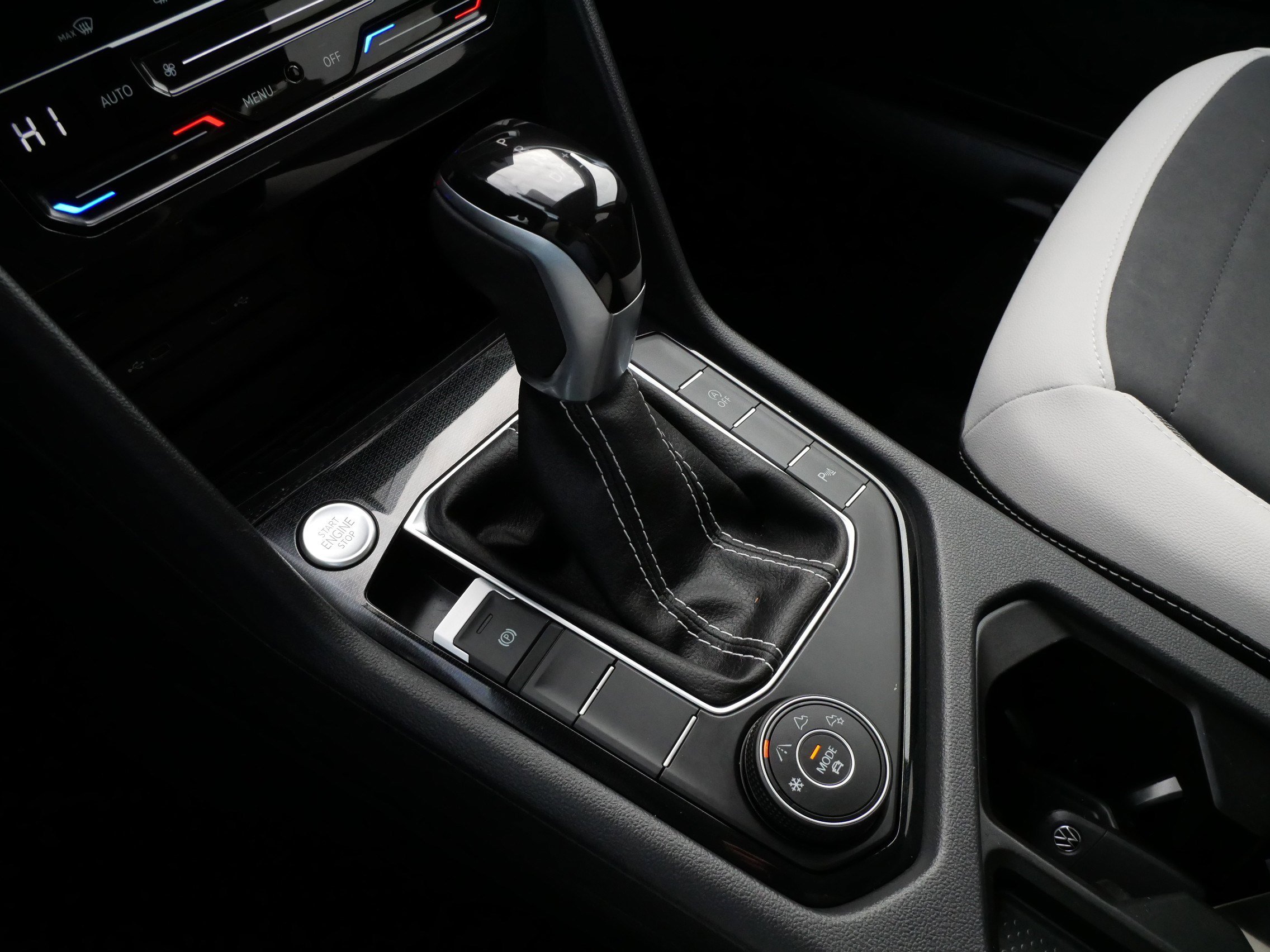 Certified 2025 Volkswagen Taos SE image 24