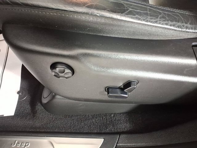 Used 2020 Jeep Grand Cherokee Limited AWD/4WD image 16