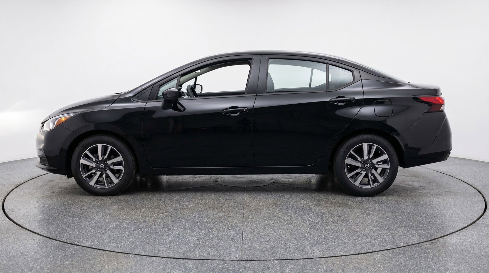 Used 2025 Nissan Versa SV image 5