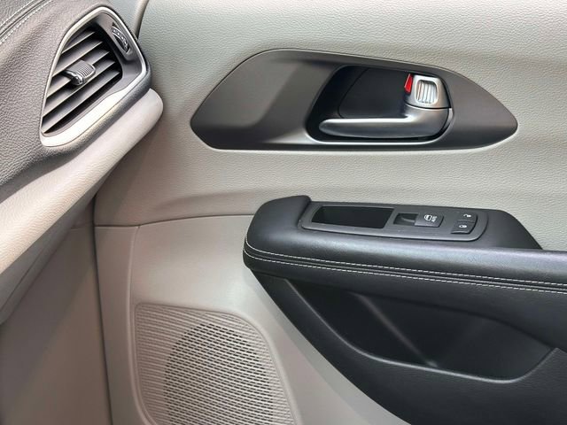 Used 2022 Chrysler Pacifica Touring-L w/ Uconnect Theater Family Group FWD image 29