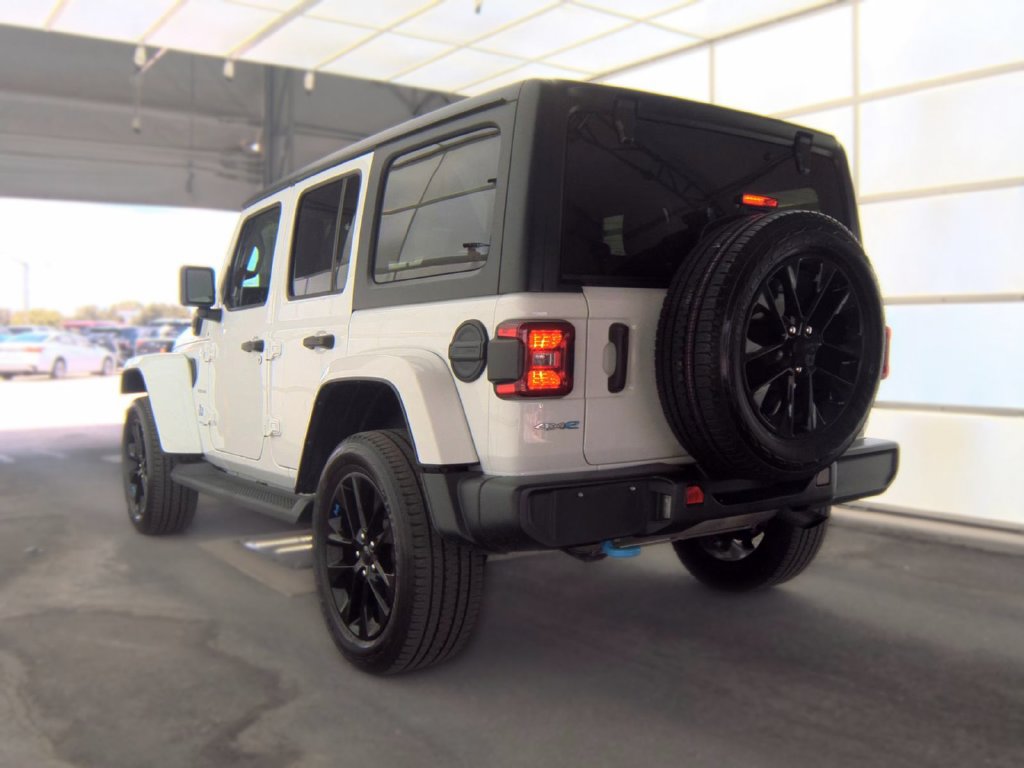 Used 2022 Jeep Wrangler Unlimited Sahara AWD/4WD image 4