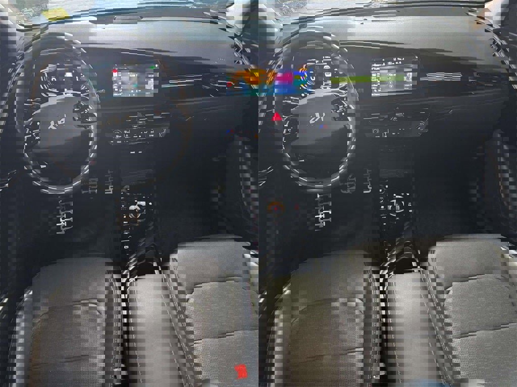 Used 2025 Kia Niro SX Touring image 13