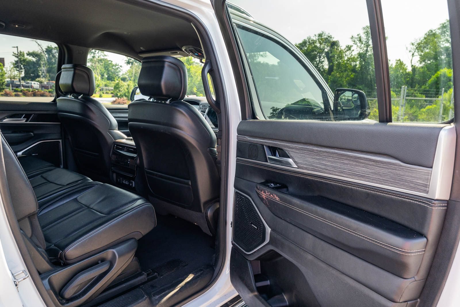 Used 2024 Jeep Wagoneer Series II w/ Flexible Seating Group RWD image 16