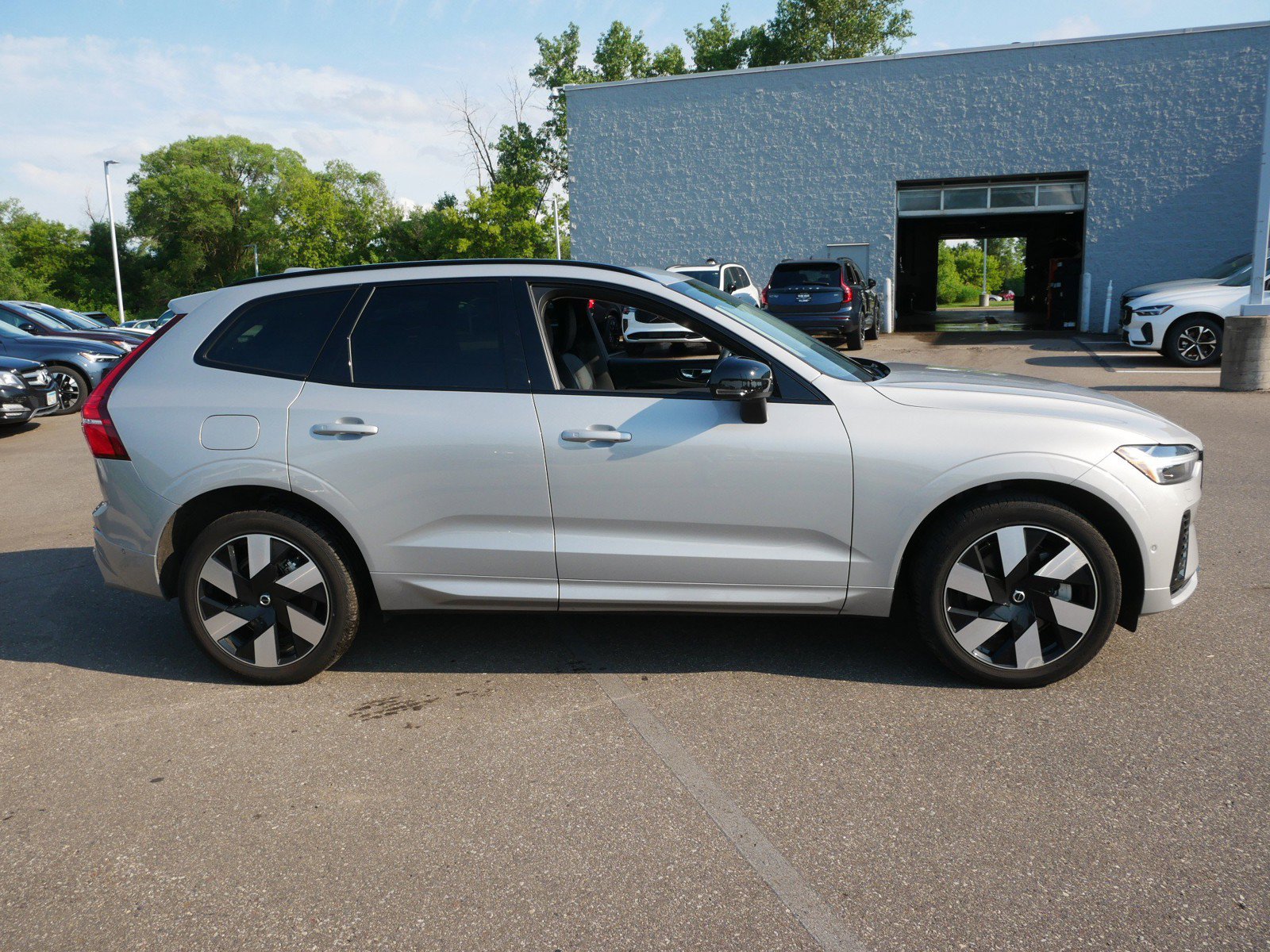 Certified 2024 Volvo XC60 T8 Plus w/ Climate Package AWD/4WD image 8