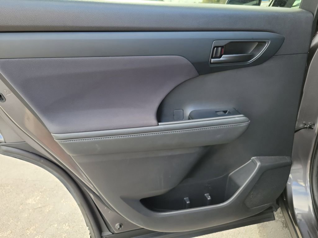Used 2021 Toyota Highlander LE image 13