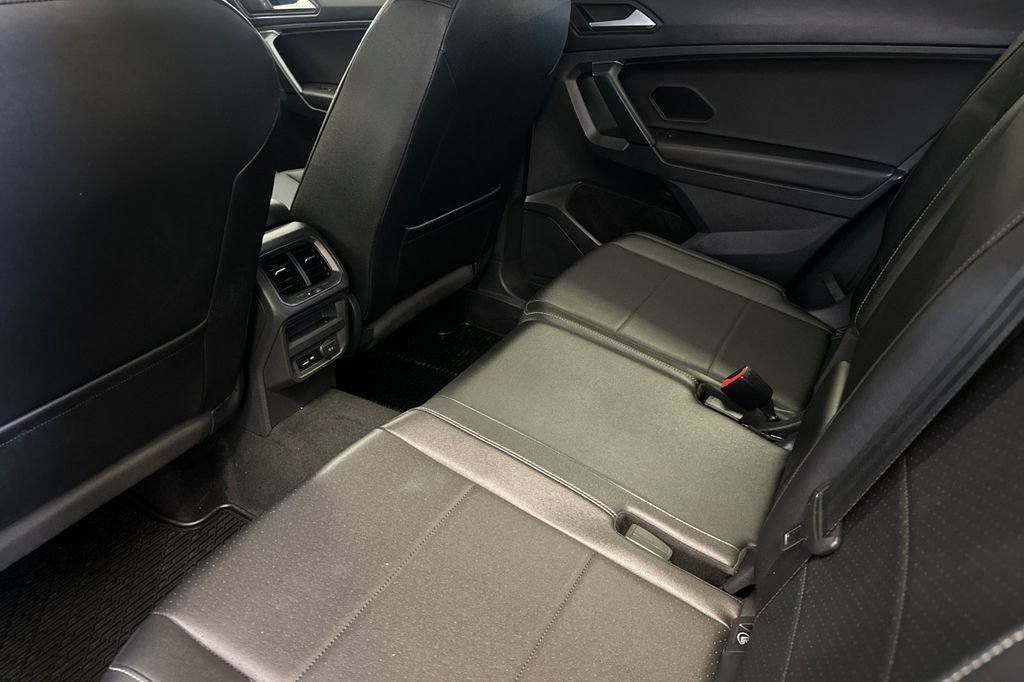 Used 2019 Volkswagen Tiguan SE AWD/4WD image 12