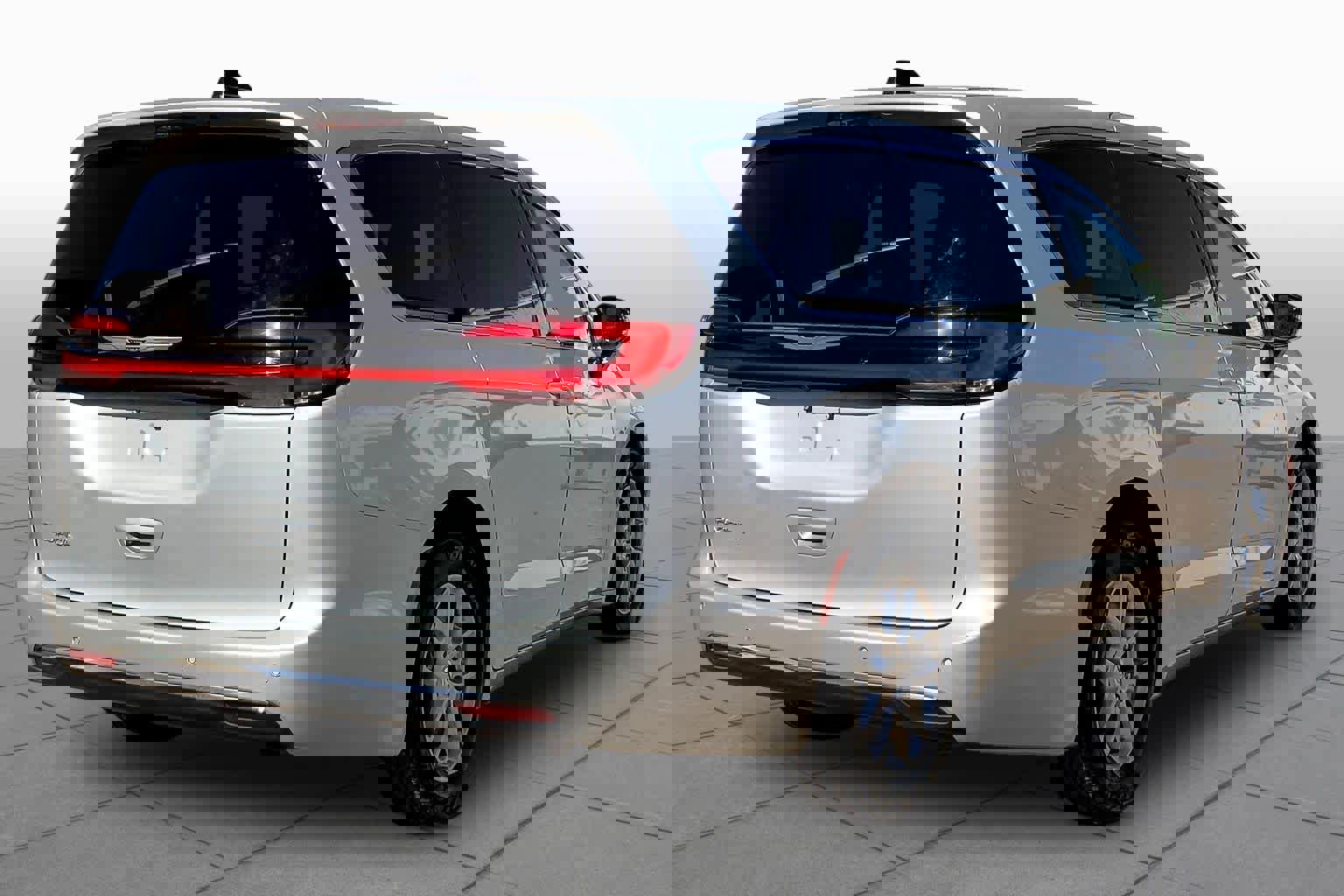 Used 2024 Chrysler Pacifica Touring-L FWD image 13