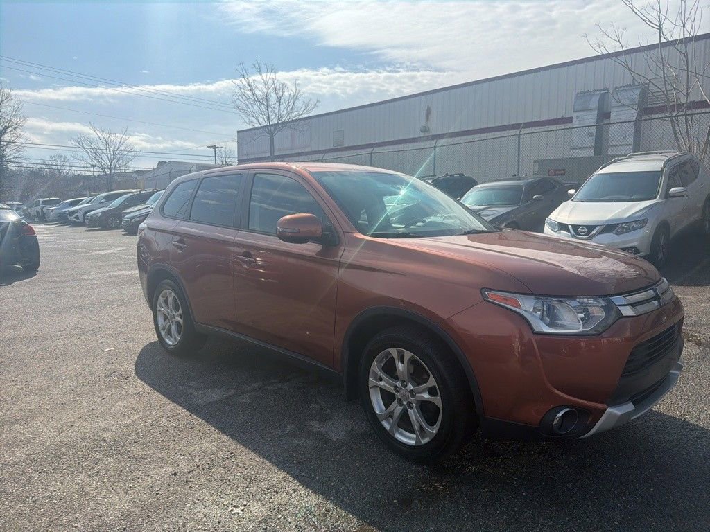 Used 2015 Mitsubishi Outlander SE image 1