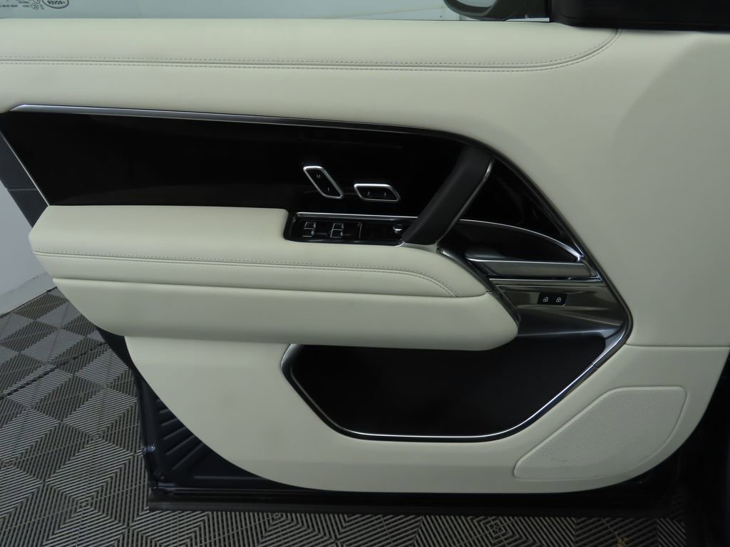 New 2025 Land Rover Range Rover SE image 25