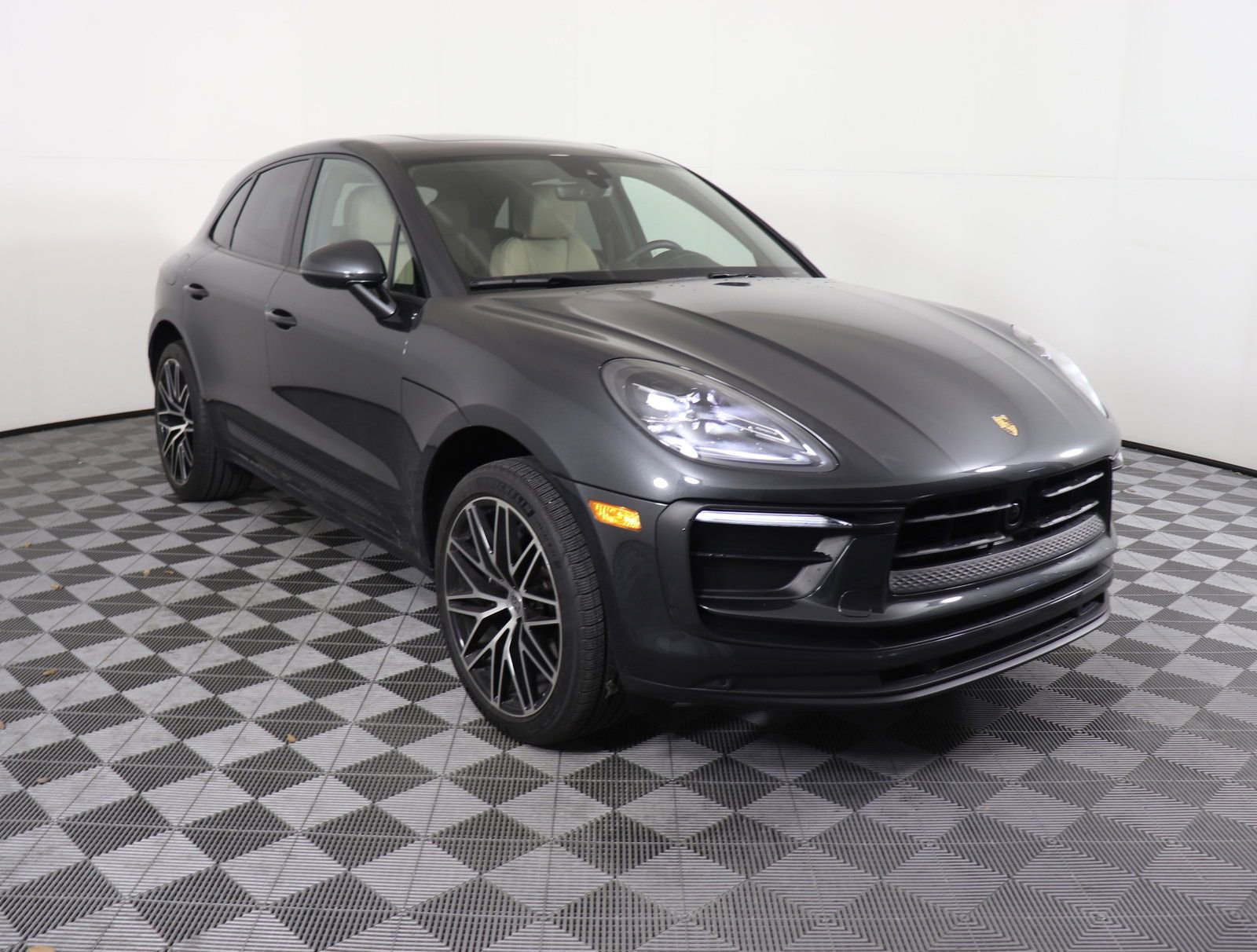 Used 2025 Porsche Macan image 9