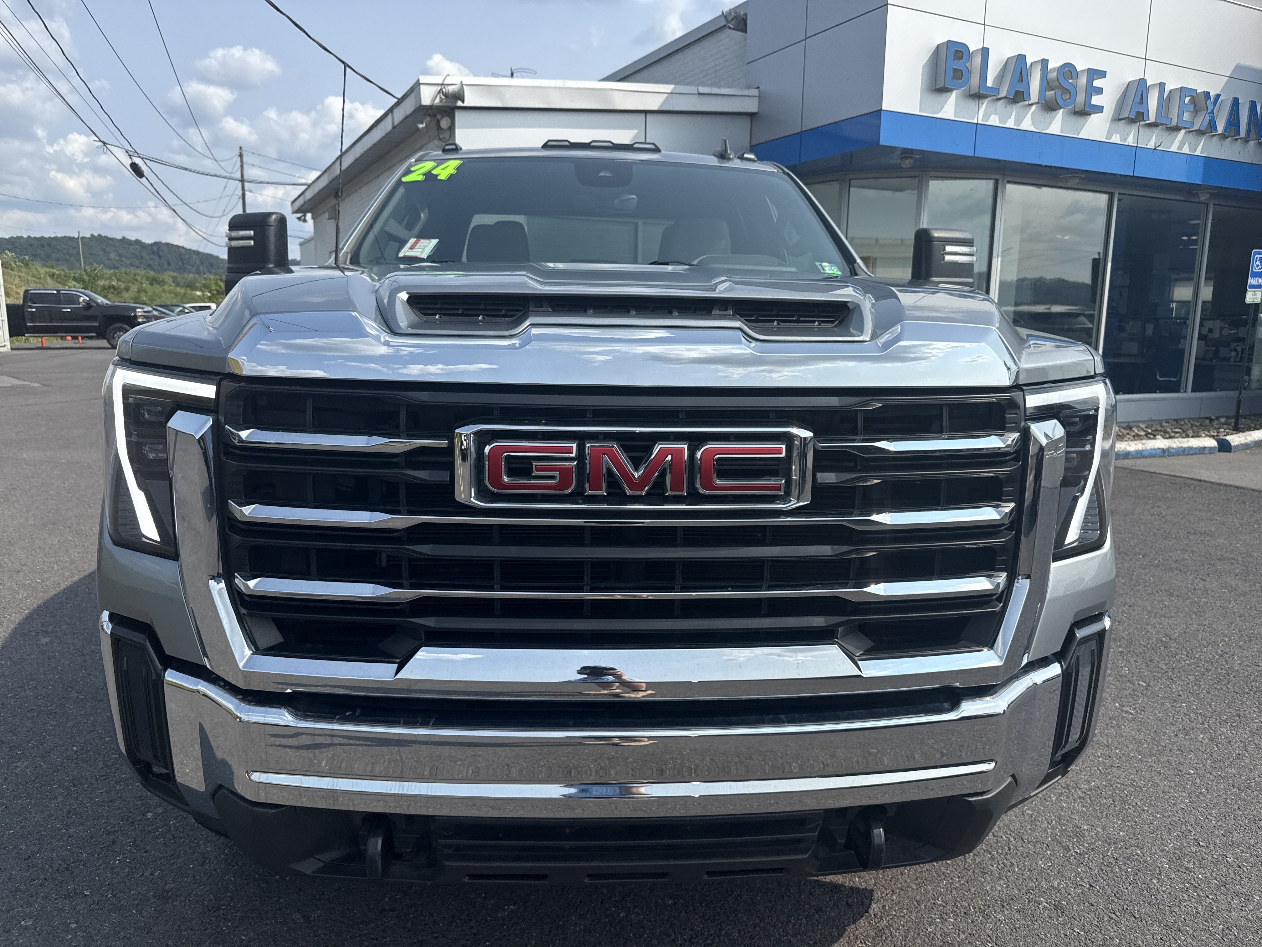 Used 2024 GMC Sierra 2500 SLE w/ SLE Convenience Package AWD/4WD image 8
