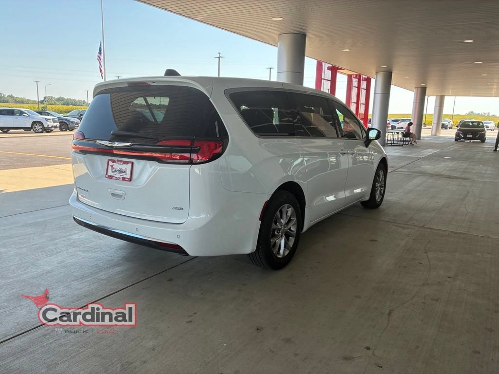 Used 2023 Chrysler Pacifica Touring-L w/ Uconnect Theater Family Group AWD/4WD image 4