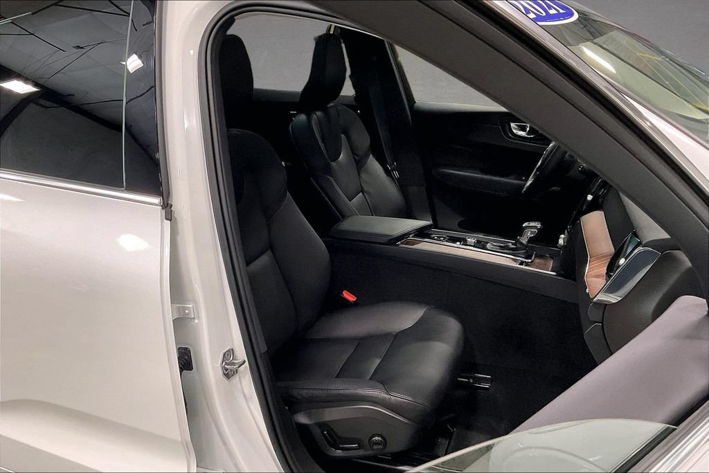 Used 2021 Volvo XC60 T5 Momentum w/ Premium Package AWD/4WD image 30