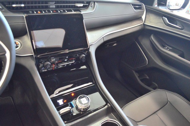 New 2025 Jeep Grand Cherokee Limited w/ Black Appearance Package image 20