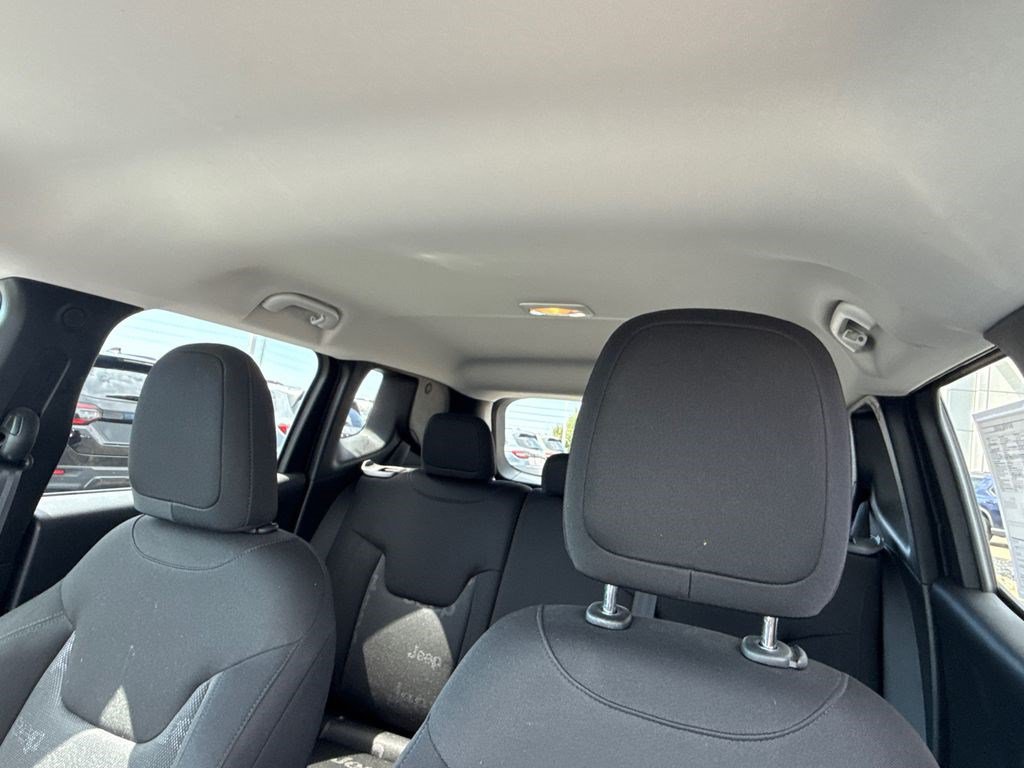 Used 2016 Jeep Renegade Latitude FWD image 19