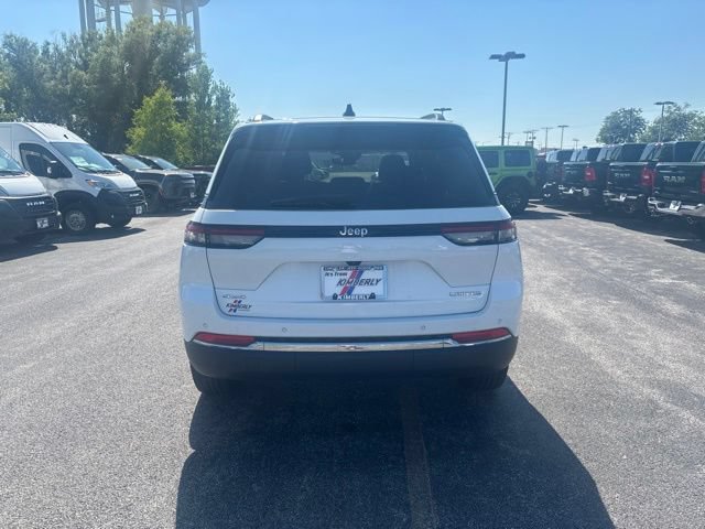 Used 2023 Jeep Grand Cherokee Laredo AWD/4WD image 11