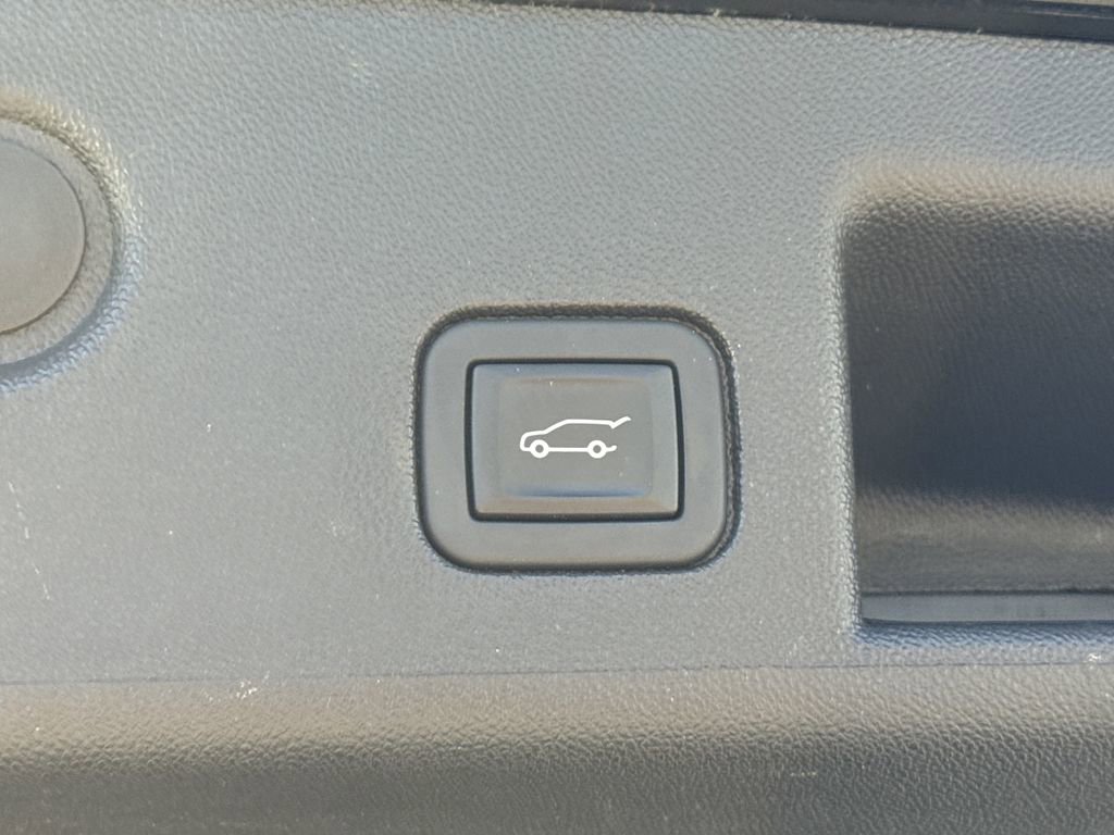 Used 2023 Chevrolet Equinox Premier image 16