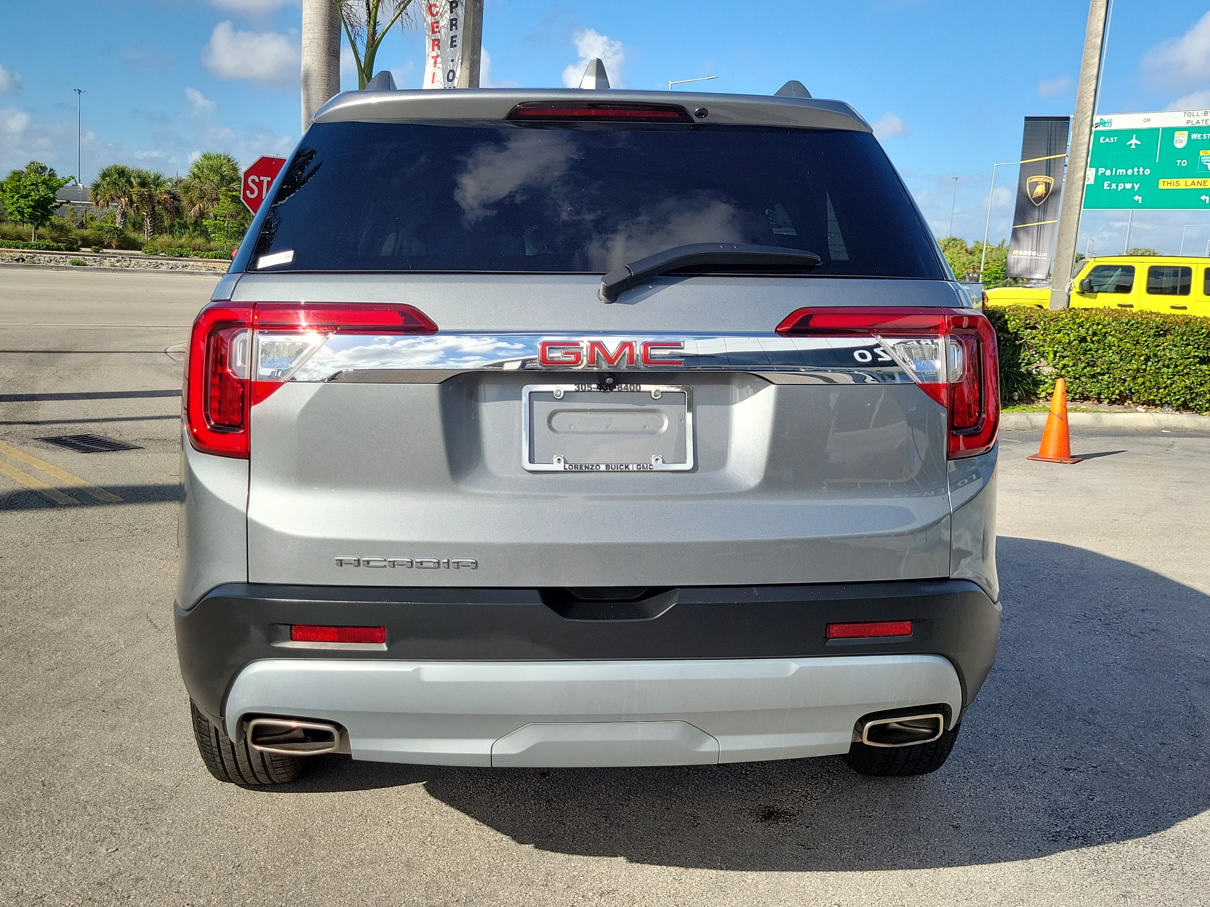 Used 2023 GMC Acadia SLT w/ Technology Package image 6