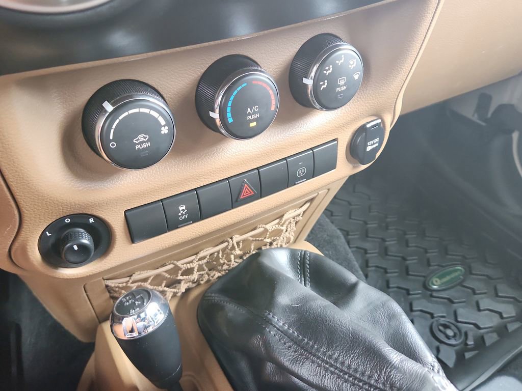 Used 2017 Jeep Wrangler Unlimited Sahara w/ Connectivity Group AWD/4WD image 29