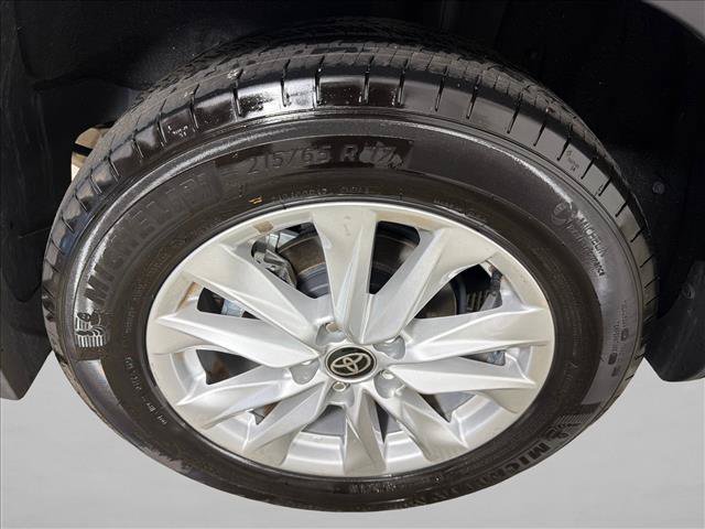 Used 2024 Toyota Corolla Cross LE AWD/4WD image 17