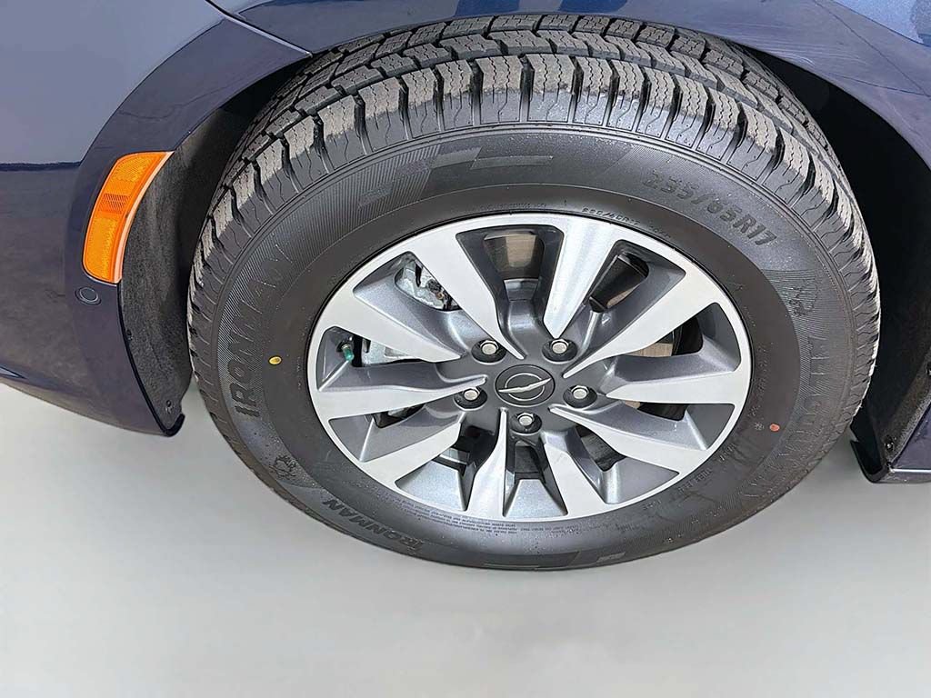 Used 2023 Chrysler Pacifica Limited w/ Uconnect Theater Family Group FWD image 24