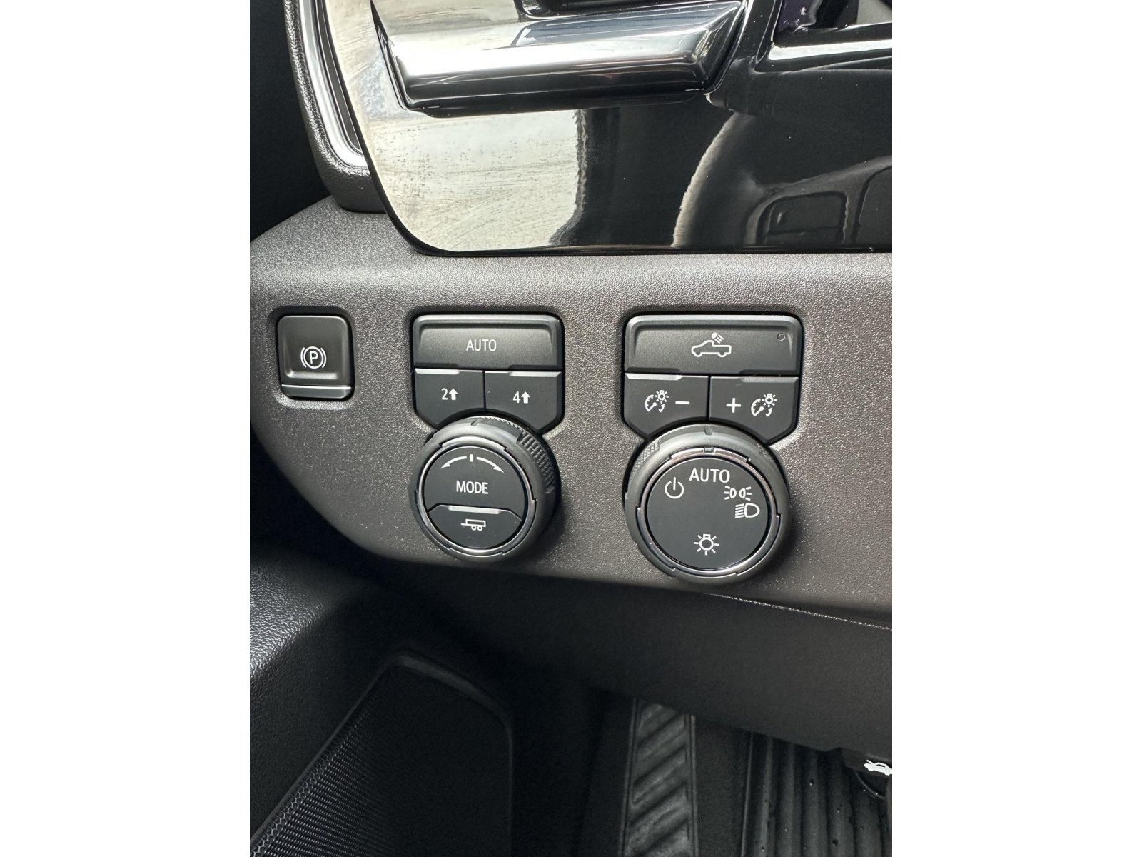 Used 2024 Chevrolet Silverado 1500 LT AWD/4WD image 20