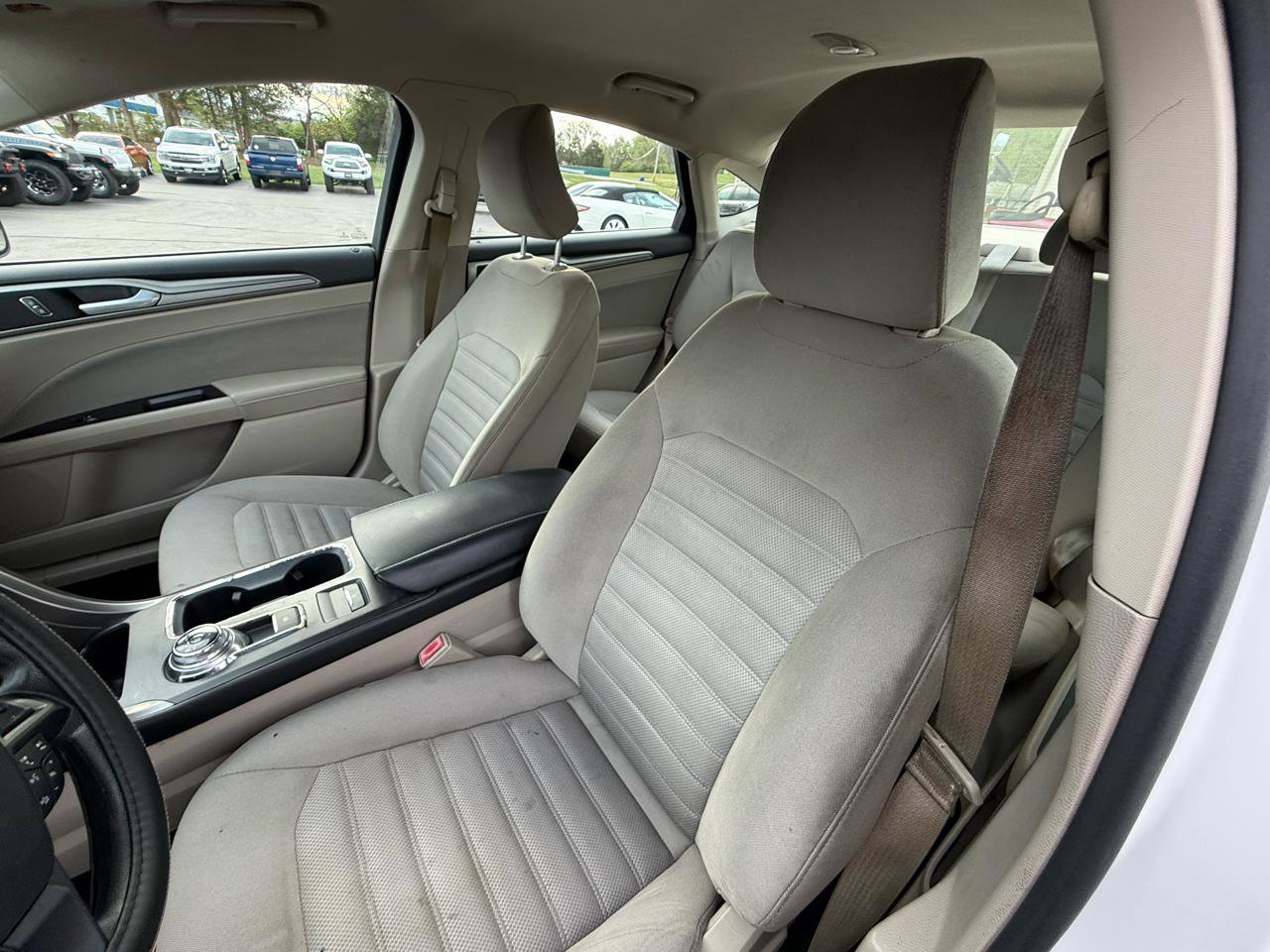 Used 2017 Ford Fusion SE image 25