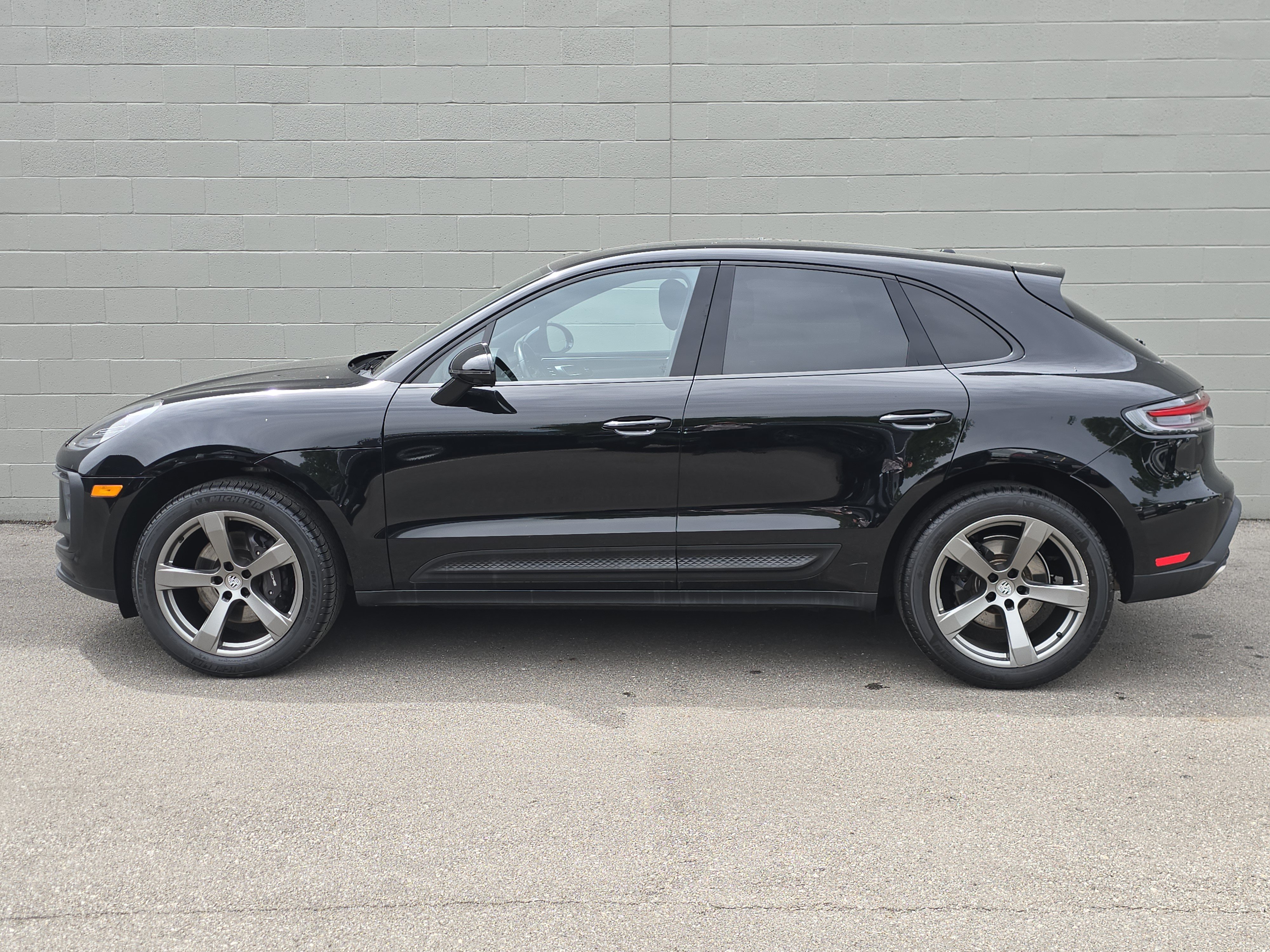 Certified 2023 Porsche Macan AWD/4WD image 2