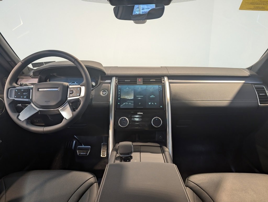 Used 2024 Land Rover Discovery Dynamic SE image 15