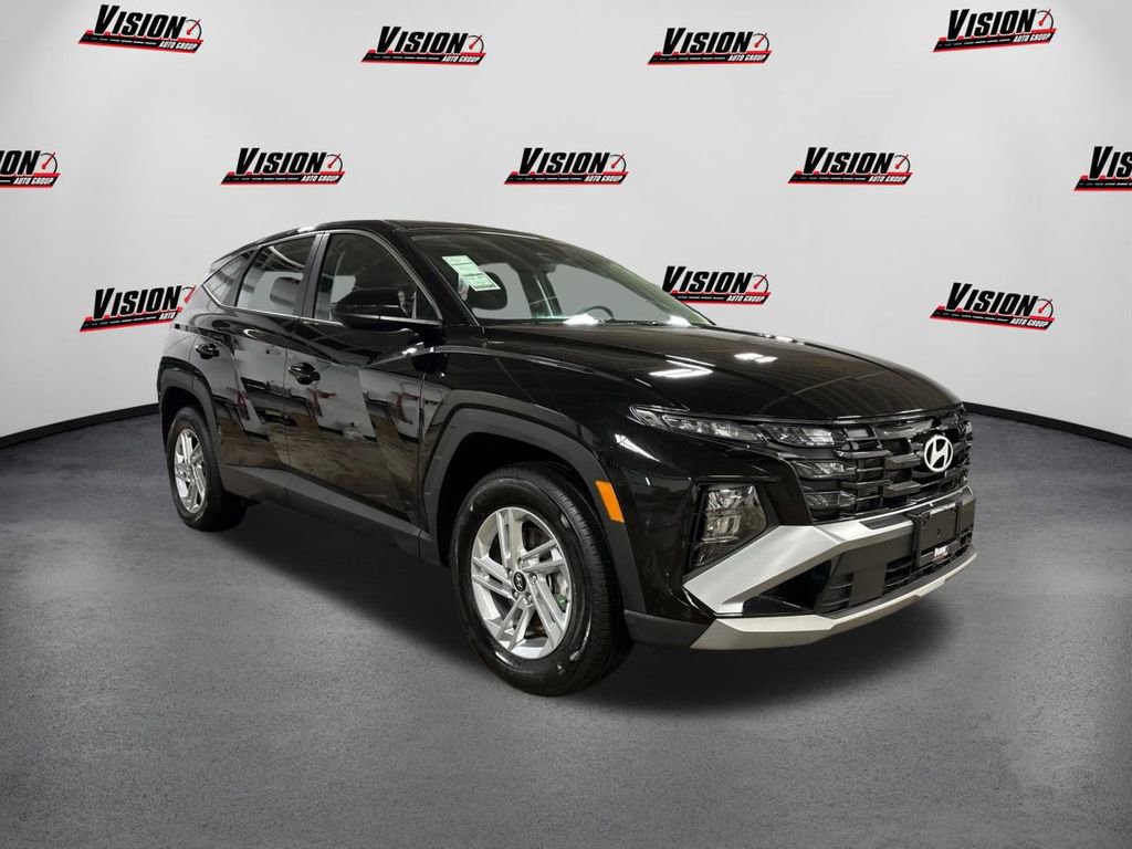 Certified 2025 Hyundai Tucson SE image 3