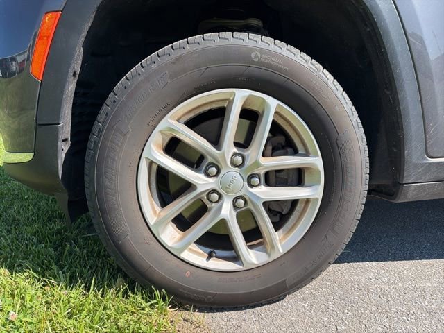 Used 2024 Jeep Grand Cherokee L Laredo AWD/4WD image 7