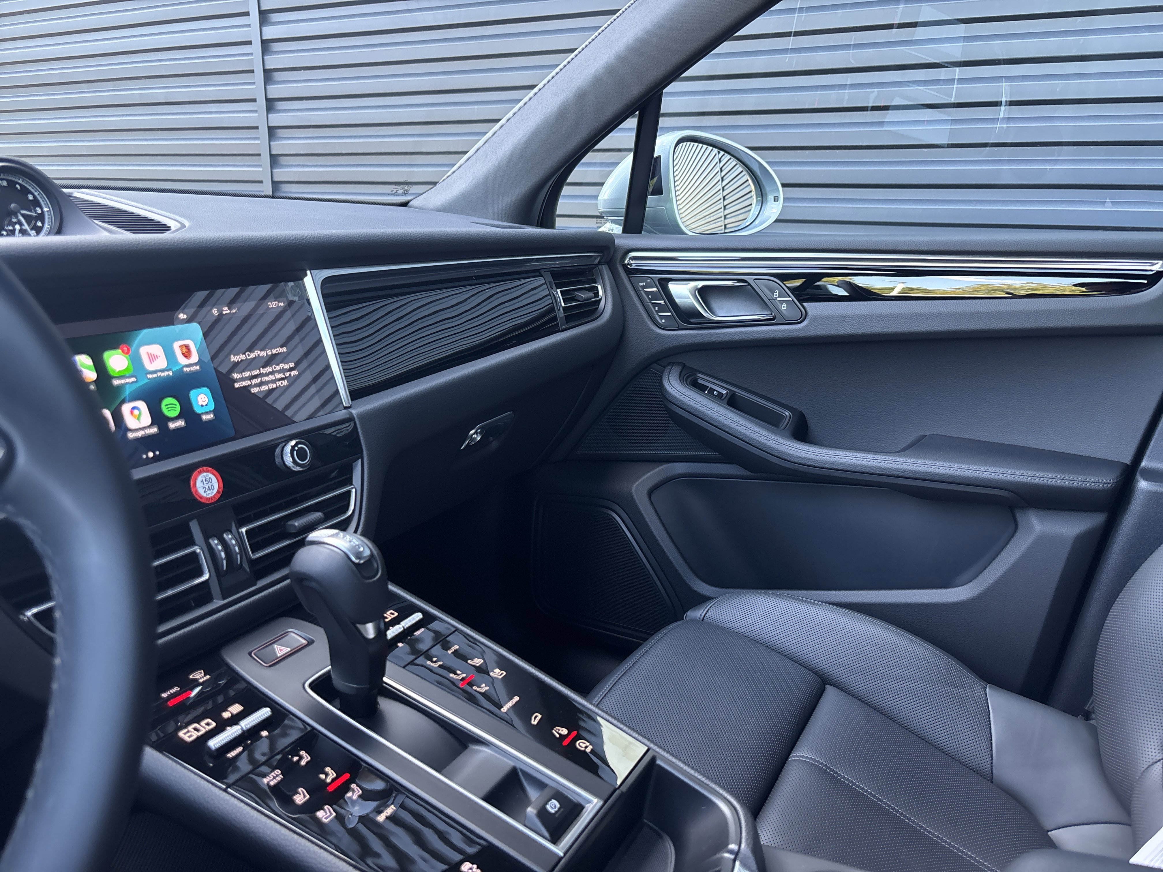 Certified 2025 Porsche Macan image 11