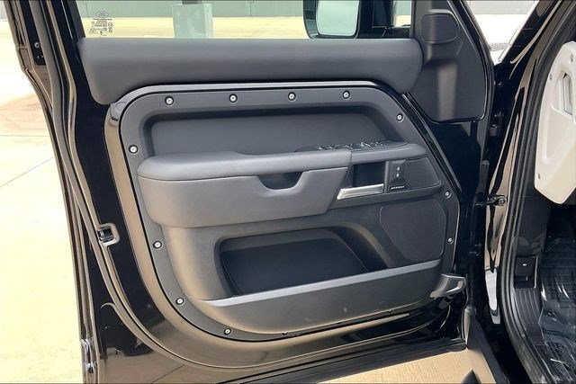 Used 2025 Land Rover Defender 110 S image 28