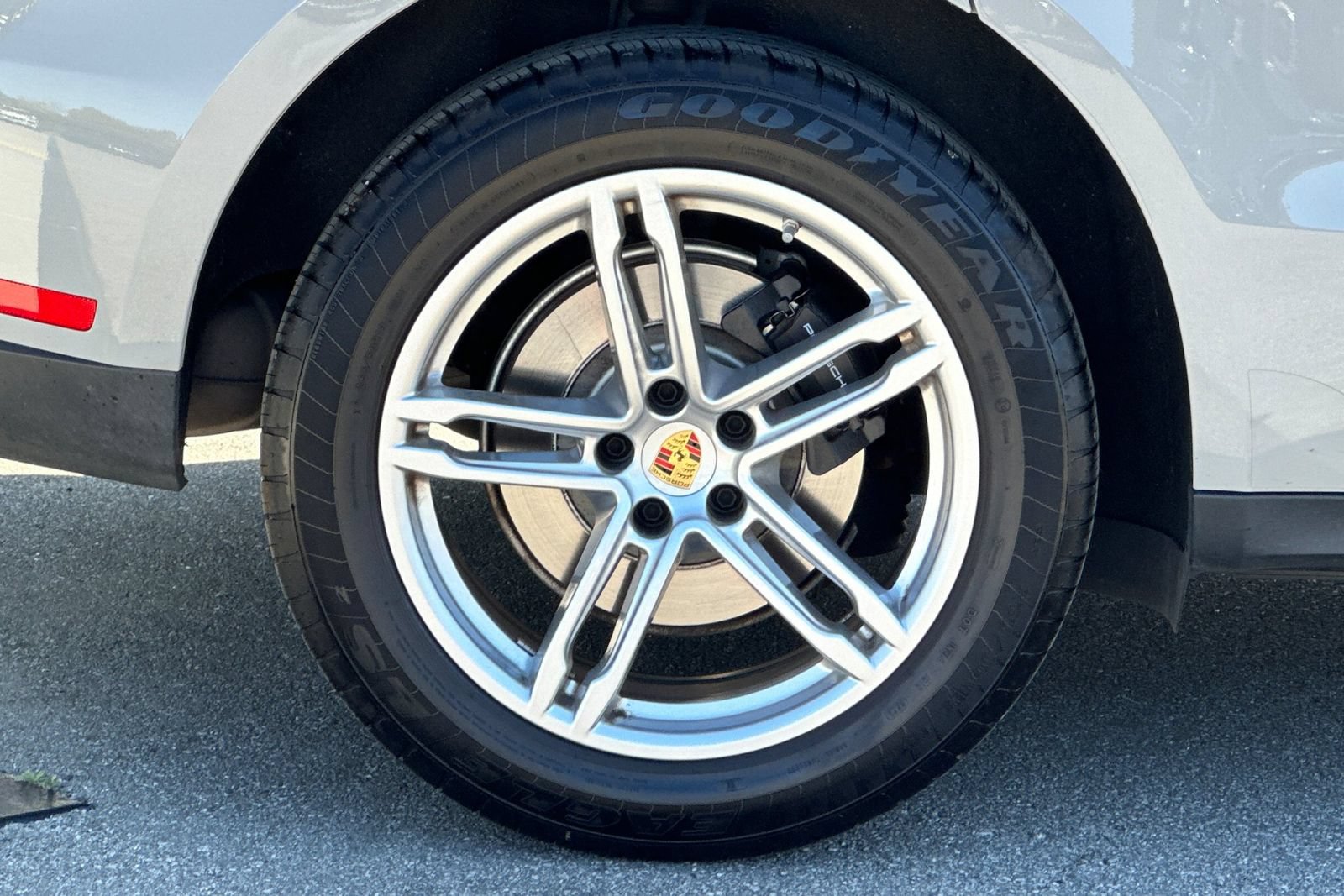 Used 2025 Porsche Macan AWD/4WD image 41