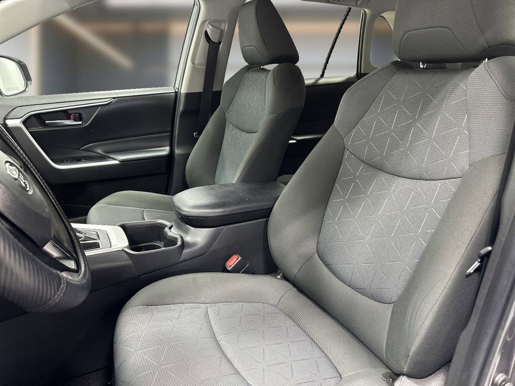 Used 2022 Toyota RAV4 XLE w/ Convenience Package FWD image 7