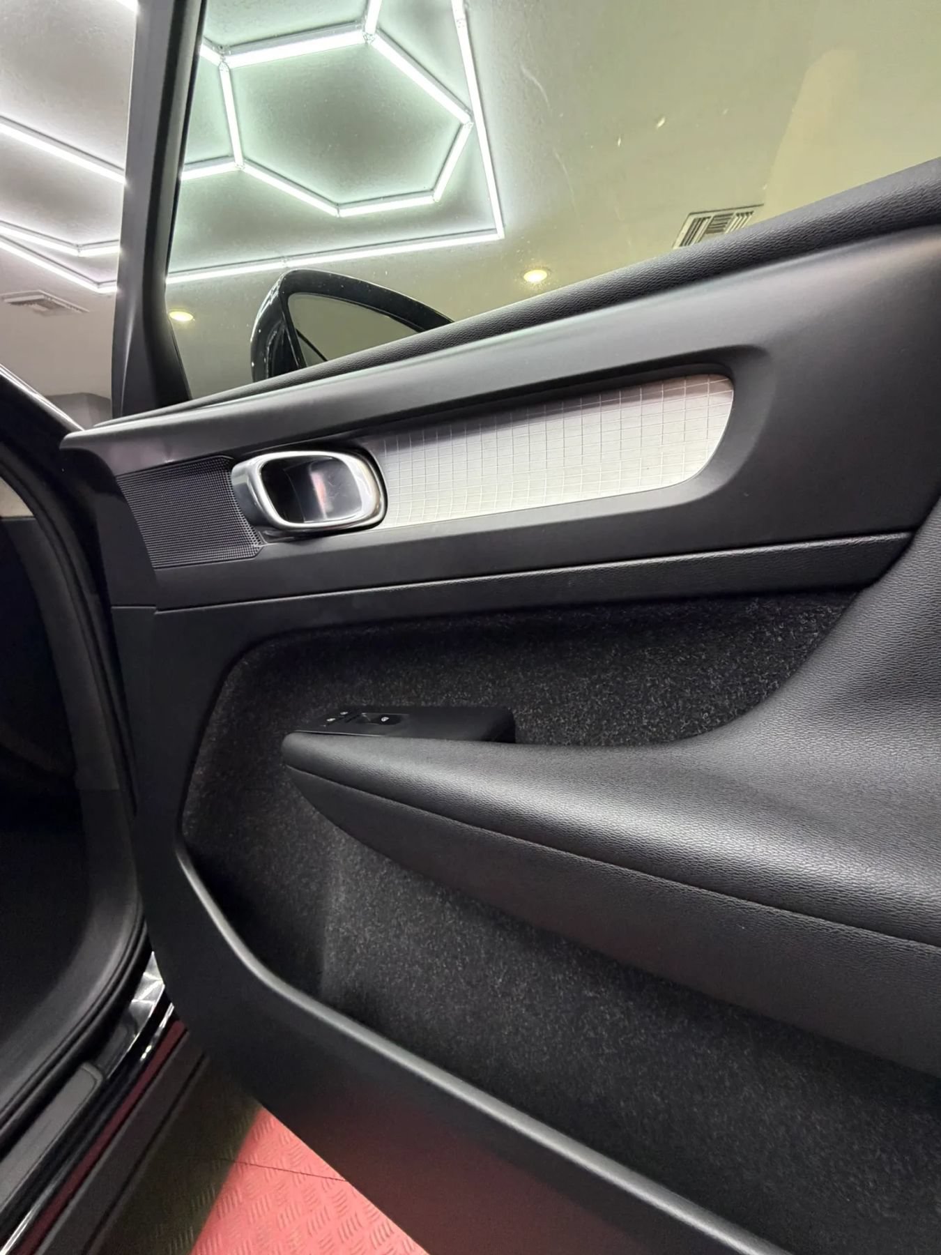 Used 2019 Volvo XC40 T5 Momentum AWD/4WD image 34
