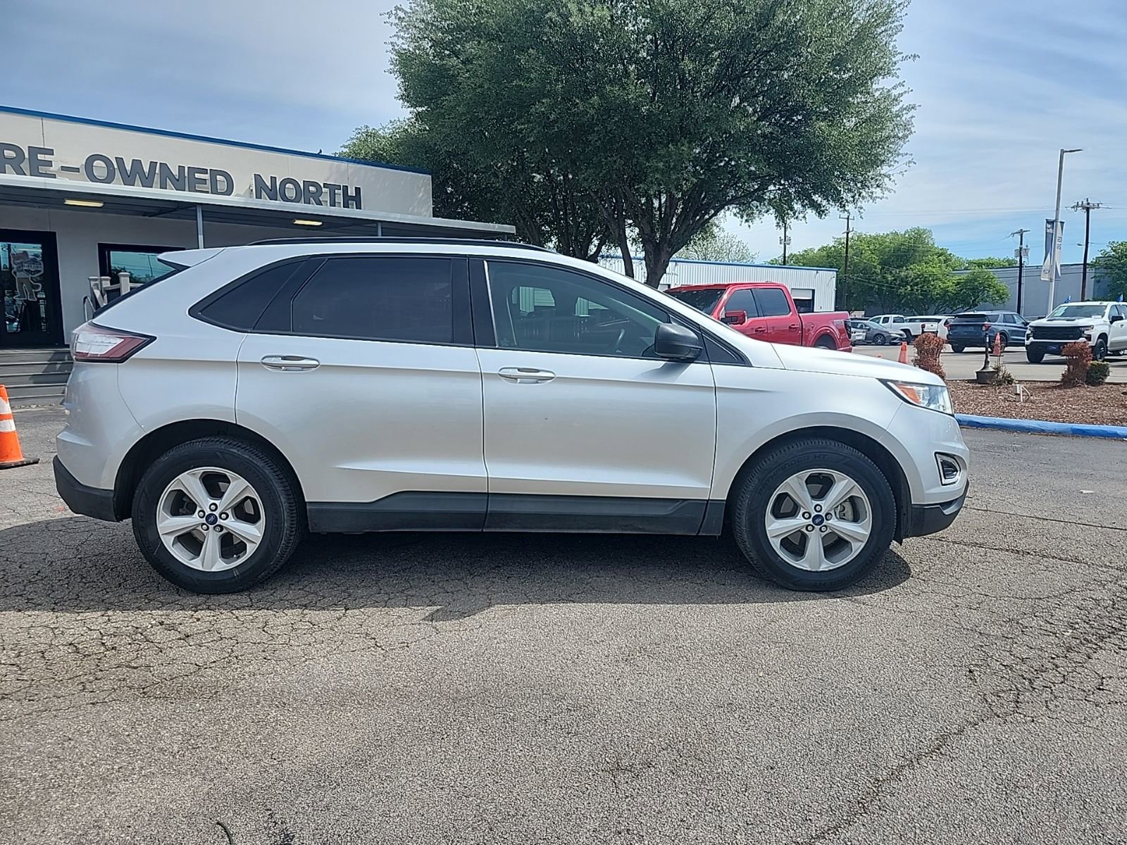 Used 2016 Ford Edge SE image 2