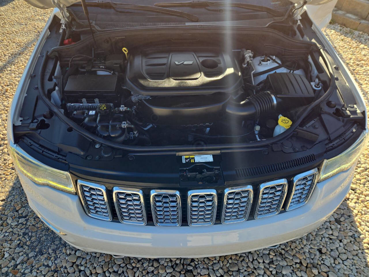 Used 2017 Jeep Grand Cherokee Overland AWD/4WD image 14