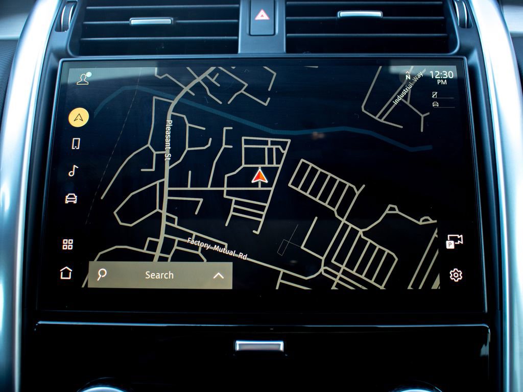 Used 2025 Land Rover Discovery Dynamic SE image 28