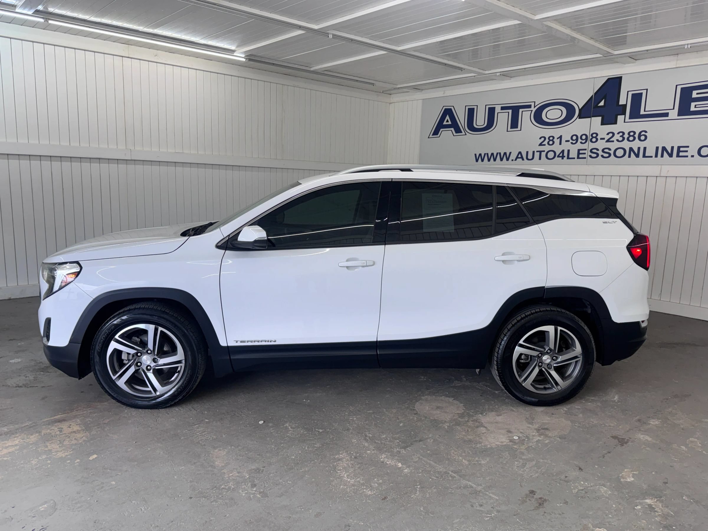 Used 2022 GMC Terrain SLT w/ Infotainment Package II FWD image 8