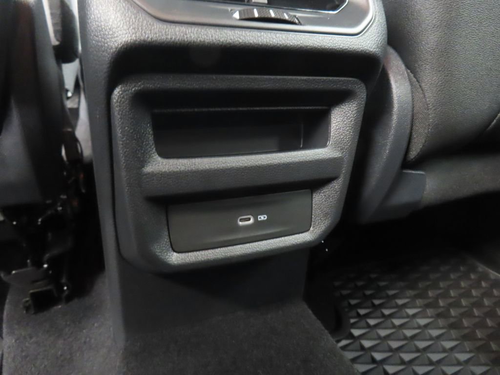 Used 2025 Volkswagen Taos SE AWD/4WD image 14